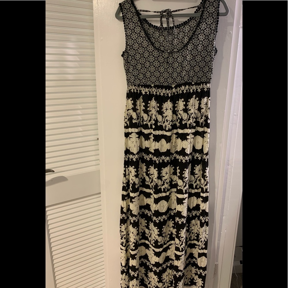 Maxi Dress Beautiful Pattern Crew Neck Tie In Back Size Med Dress up or casual!